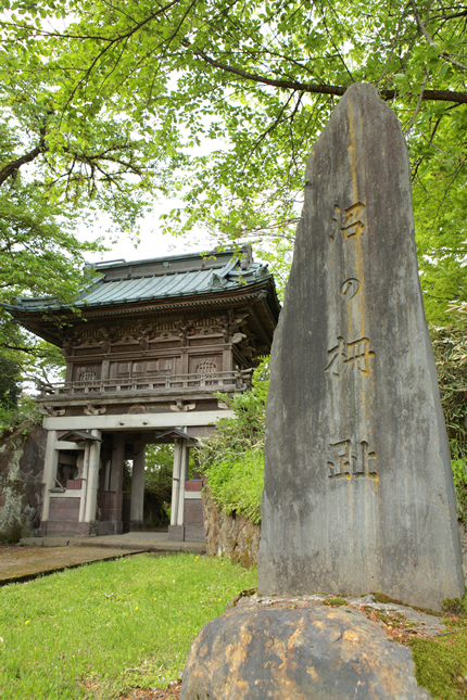 写真：沼柵と推定される蔵光寺と沼柵跡の石碑
