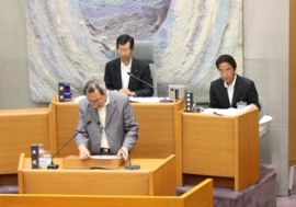 写真：本会議で趣旨説明を行う木村清貴議員