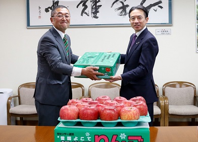田中正博・JAふるさとりんご部会長と市長