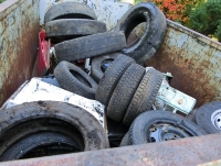 写真：回収された不法投棄物