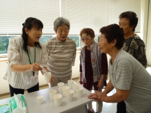 健康の駅におけるみそ汁塩分測定の様子（1）