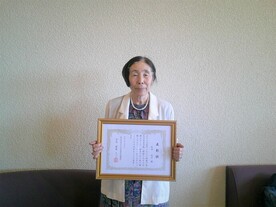 表彰状を持った松井さん