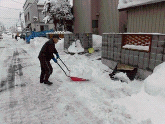 写真：雪下ろし雪寄せ支援の様子1