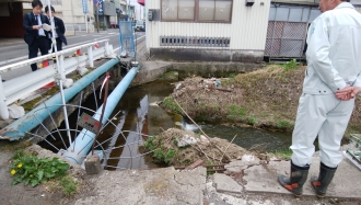 写真：水路調査の様子1