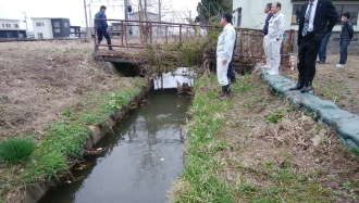 写真：水路調査の様子1