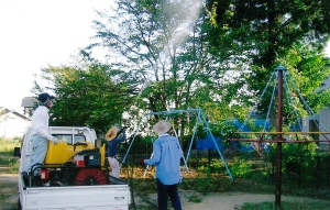 写真：アメシロ幼虫駆除の様子