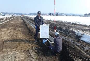 完成した水路の確認作業