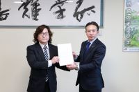 写真:答申書手交の様子