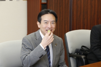 写真：シャインマスカットを試食