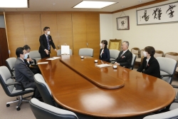 写真：中山人形店5代目樋渡徹氏が髙橋市長へ報告に訪れました