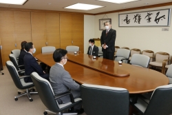 写真：日本赤十字社秋田県支部の保坂事務局長ほか2人が本庁舎を訪れました