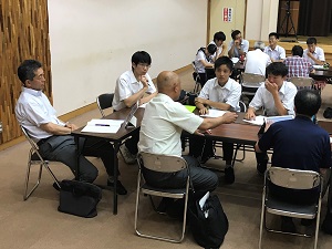 写真:平鹿中学校の懇談風景