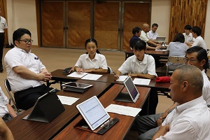 写真:横手明峰中学校の懇談風景
