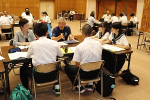 写真:横手北中学校の懇談風景