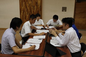 写真:十文字中学校の懇談風景