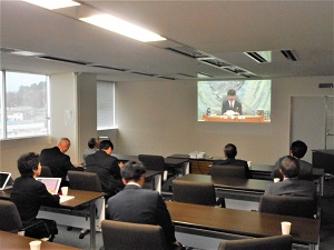 写真:モニターを見る議員