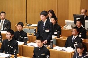 写真:質問に対する答弁