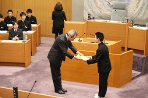 写真:記念品の贈呈
