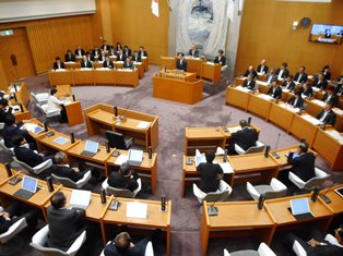 写真:ペーパーレスで行われる本会議