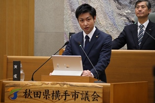 写真:タブレット端末に資料を入れて一般質問に臨む議員