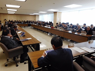 写真:全員協議会の会議風景