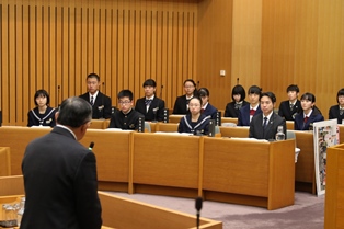 写真：議員の質問を真剣に聞くY8サミットメンバー