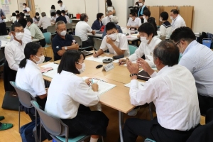写真:横手明峰中学校の懇談風景