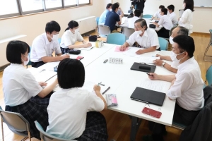写真:十文字中学校の懇談風景