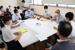 写真:平鹿中学校の懇談風景