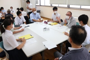 写真：平鹿中学校の懇談風景