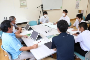 写真:増田中学校の懇談風景