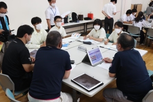 写真:横手清陵学院中学校の懇談風景