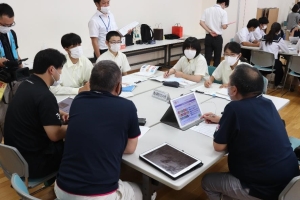 写真：横手清陵学院中学校の懇談風景