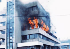 写真：旧横手市役所庁舎の火災実験（1989年3月・横手市大町）