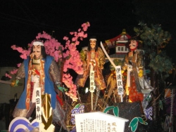 写真:宵祭りの飾り山車