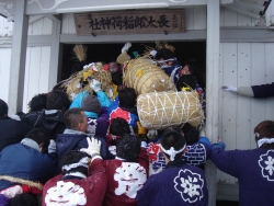 写真:長太郎稲荷神社梵天祭の様子