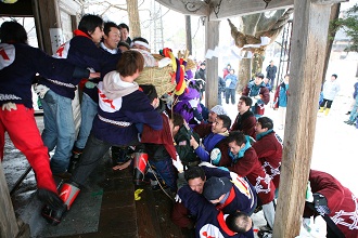 写真:木戸五郎兵衛神社 梵天・恵比寿俵奉納祭りの様子