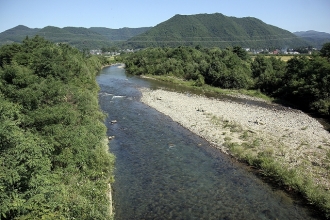写真:成瀬川と真人山