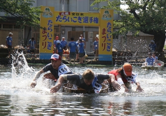 写真:全日本元祖たらいこぎ選手権大会