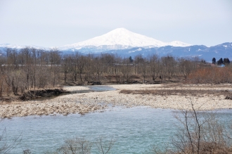 写真:皆瀬川から望む鳥海山