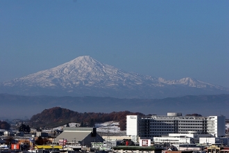 写真:横手公園から望む鳥海山