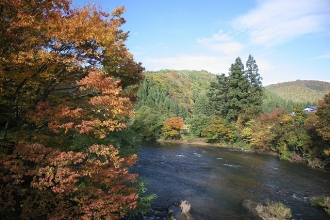 写真:横手川と紅葉