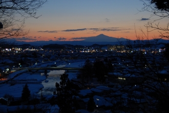 写真:横手城から眺める夕暮れの鳥海山