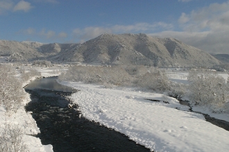 写真:冬の成瀬川と真人山