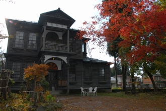 写真:秋の紅葉と旧日新館