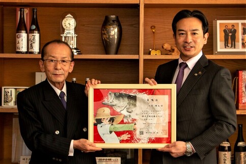 写真：佐藤博文氏（左）と髙橋大市長（右）