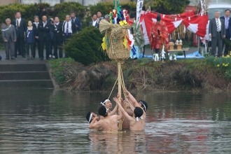 写真:陽春のもと家内安全を願う「沼入りぼんでん」