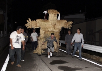 写真:力を合わせ厄神様を奉納