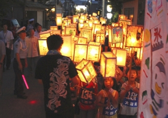 写真:田楽灯ろう「思い出を描き」(大森)