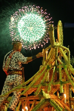 写真：送り盆まつり「屋形舟と花火」